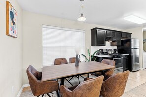 Dining - Beautiful Space - Nice yard - 10 min from DT (Austin)