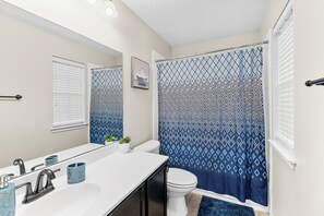 Bathroom - Beautiful Space - Nice yard - 10 min from DT (Austin)