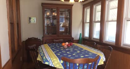 Charming 3-bedroom farmhouse with WiFi, AC. Oldest home ON the ND campus.