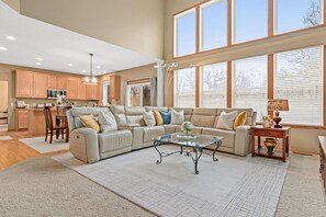 Smart TV, fireplace, video games, ping pong - Minnesota Timber Ridge: Cottage Grove and Woodbury Suburbs of Saint Paul (Cottage Grove)