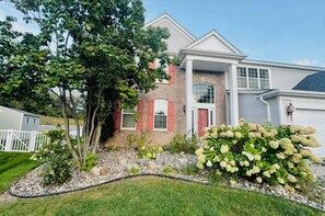 Exterior - Minnesota Timber Ridge: Cottage Grove and Woodbury Suburbs of Saint Paul (Cottage Grove)
