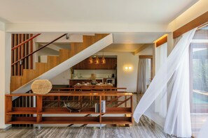 精緻別墅 | 起居區 | 40-吋平面電視，提供衛星頻道