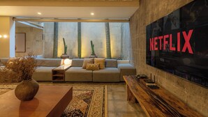 Villa – elite | Oppholdsrom | En 40-tommers Flatskjerm-TV med Parabol-TV