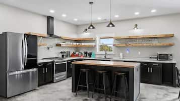 Geladeira, micro-ondas, fogão, cooktop