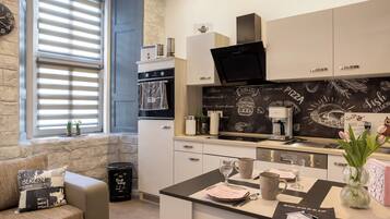 Fridge, oven, stovetop, dishwasher