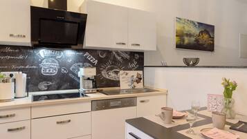 Fridge, oven, stovetop, dishwasher