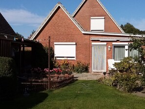 Exterior - Apartment 'Haus Gartenidylle' with Private Terrace, Private Garden and Wi-Fi (Wesselburen)