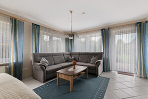 TV - Apartment 'Haus Gartenidylle' with Private Terrace, Private Garden and Wi-Fi (Wesselburen)