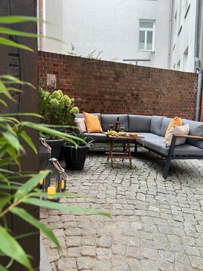 Terrace/patio - Holiday Home 'H Auszeit' with Private Terrace, Private Garden and Wi-Fi (Schwerin)