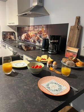 Fridge, oven, stovetop, dishwasher - Holiday Home 'H Auszeit' with Private Terrace, Private Garden and Wi-Fi (Schwerin)