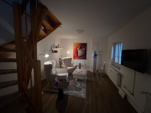 TV - Holiday Home 'H Auszeit' with Private Terrace, Private Garden and Wi-Fi (Schwerin)