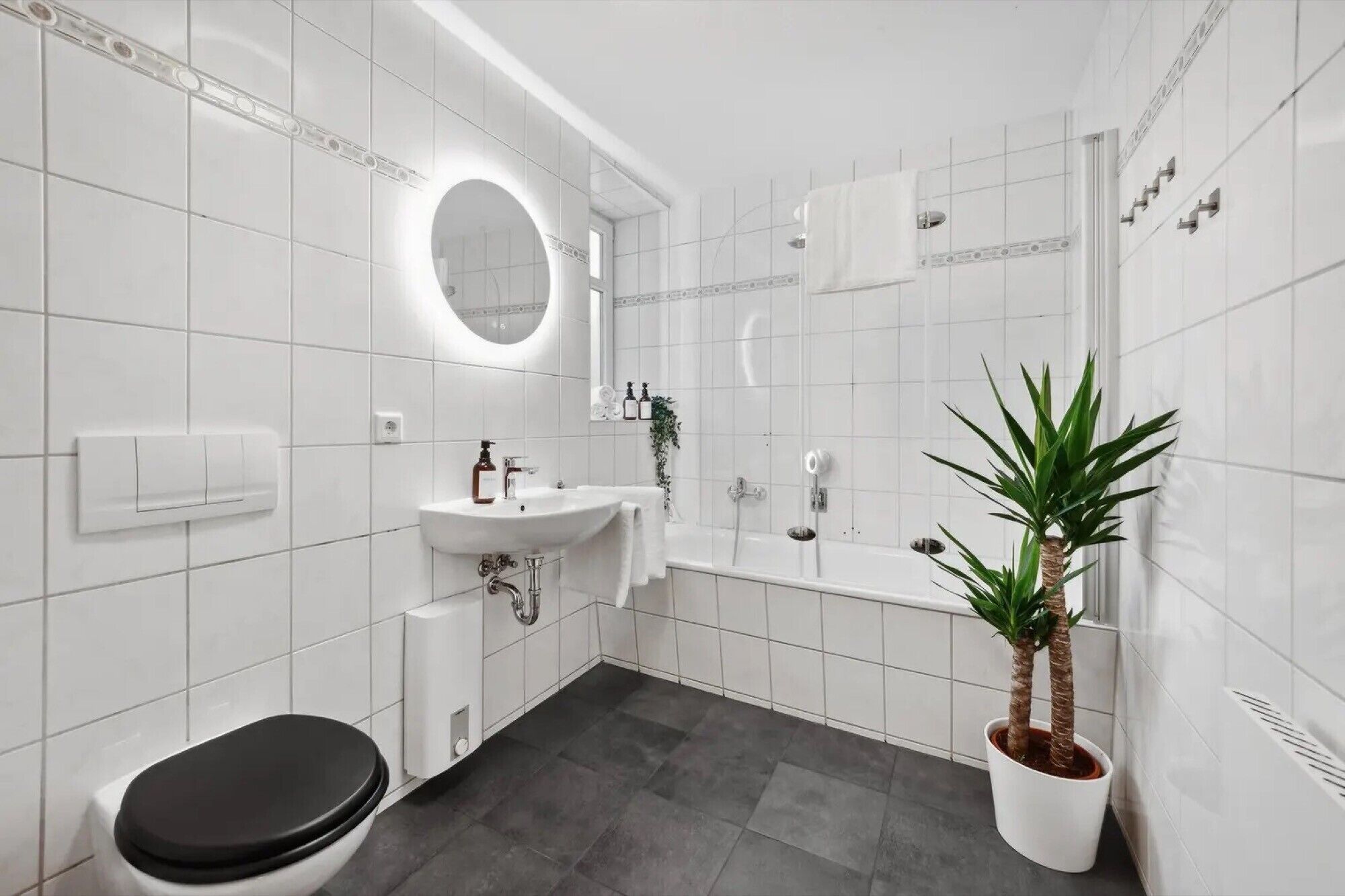 Douche, sèche-cheveux, serviettes fournies