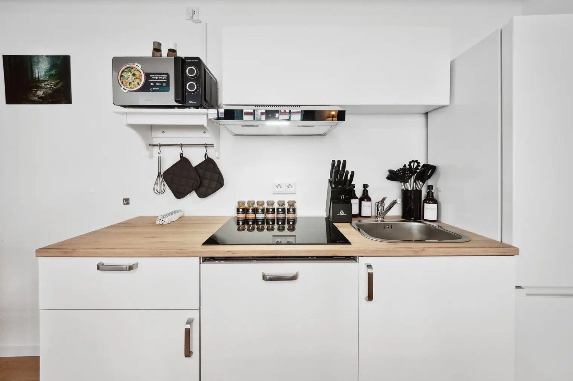 Jääkaappi, mikroaaltouuni, liesi, astianpesukone