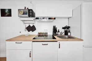 Kühlschrank, Mikrowelle, Herdplatte, Geschirrspüler