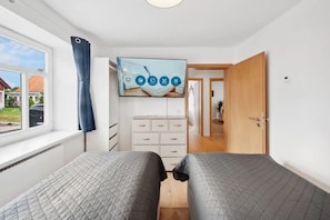 3 bedrooms, iron/ironing board, free WiFi, bed sheets