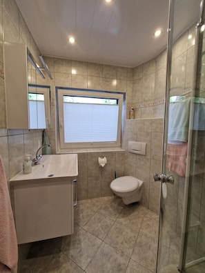 Ducha, secador de pelo, toallas