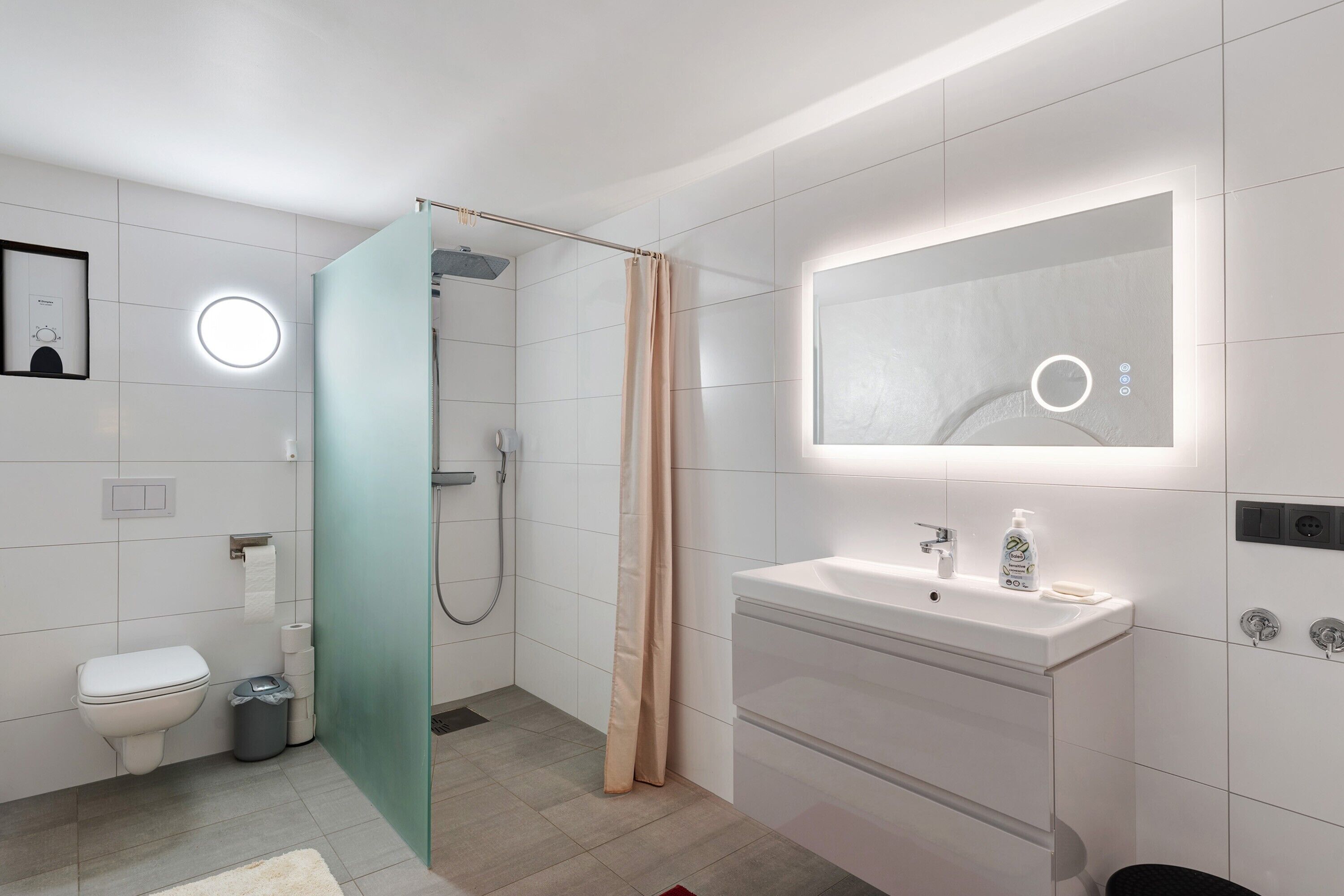 Dusche, kostenlose Toilettenartikel, Haartrockner, Handtücher