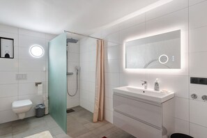 Regadera, amenidades de baño gratuitas, secadora de cabello, toallas 