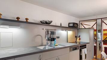 Kühlschrank, Mikrowelle, Ofen, Herdplatte