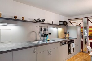 Kühlschrank, Mikrowelle, Ofen, Herdplatte