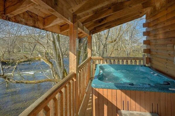 Outdoor spa tub