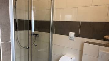 Douche, sĂšche-cheveux, serviettes fournies