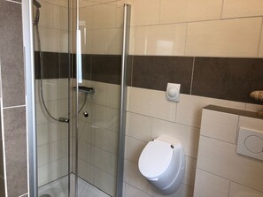 Dusche, Haartrockner, Handtücher