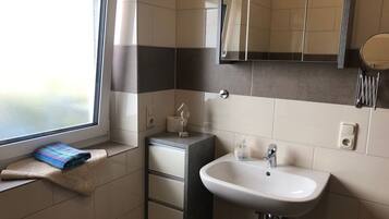 Shower, hair dryer, towels