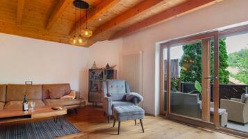 Fernseher, Kamin, Tischtennisplatte