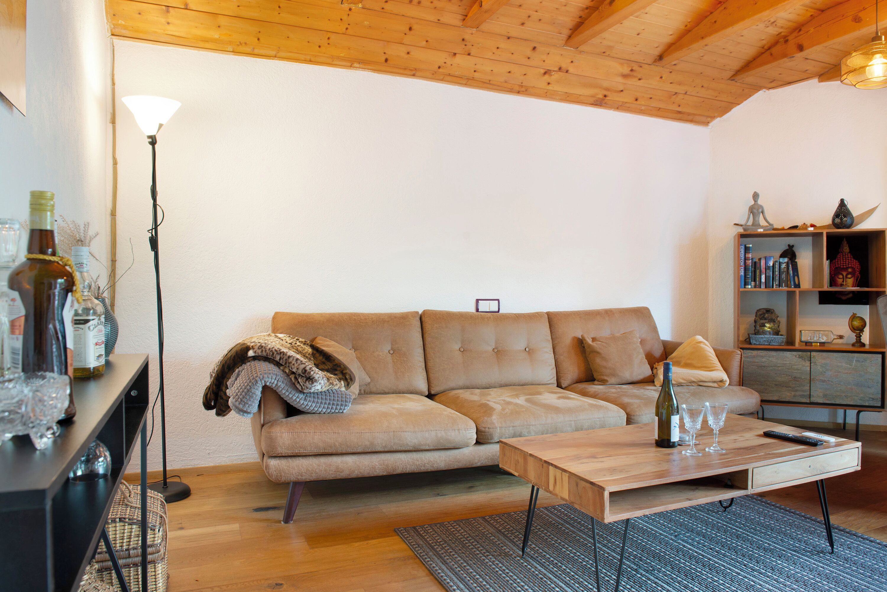 Fernseher, Kamin, Tischtennisplatte