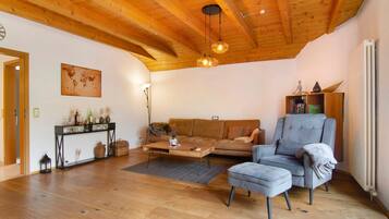 Fernseher, Kamin, Tischtennisplatte