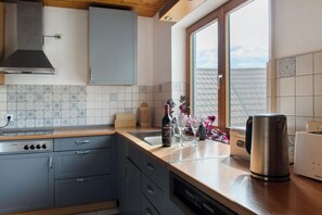 Een microgolfoven, een oven, een kookplaat, een vaatwasser
