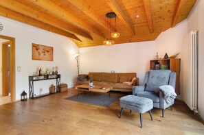 Fernseher, Kamin, Tischtennisplatte