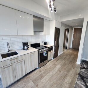 Réfrigérateur, four à micro-ondes, un four, surface de cuisson