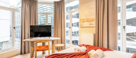 1 bedroom, desk, WiFi, bed sheets