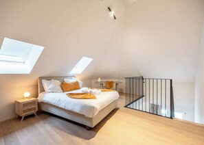 1 bedroom, desk, WiFi, bed sheets