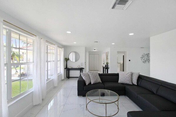 Smart TV - Chic & modern canal-front retreat with private pool - Azure Tides (Punta Gorda)