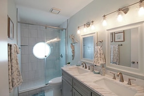 Shower, hair dryer, towels - Lakefront Siesta Key Condo With Beach Access - GBB 1206 (Siesta Key)
