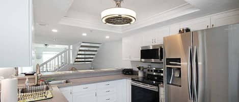 Frigorifero, microonde, forno, piano cottura