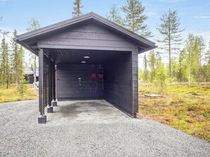 A building with a sloped roof and a gravel driveway leading to a covered entrance. - Villa q by Interhome (Kuusamo)