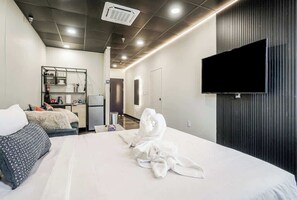 2 soverom, skrivebord, strykejern/-brett og reiseseng for barn