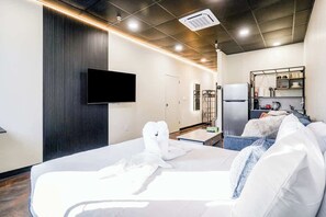 2 habitaciones, tabla de planchar con plancha, cuna de viaje y wifi 