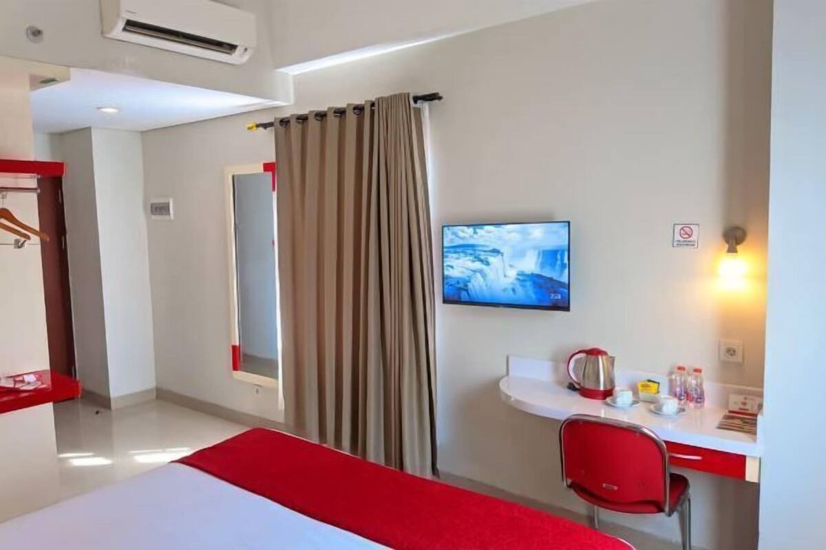 Desk, iron/ironing board, free WiFi