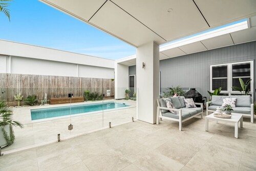 Welcome to ‘Seaside’!A coastal home designed with ease and entertainment in mind