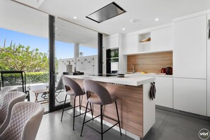 Een koelkast, een microgolfoven, een oven, een vaatwasser