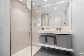 Dusche, Handtücher, Seife, Shampoo