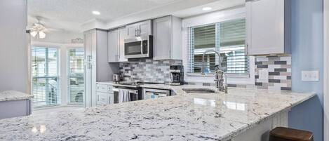 Een koelkast, een magnetron, een vaatwasser