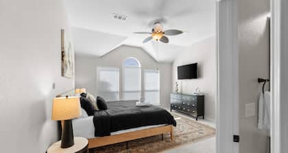 Charming 4-BD Home: Office & Arcade, Near PGA, Costco, 13 Min to Legacy West