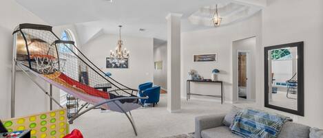 TV connectée, cheminée, livres, écrans d'ordinateur