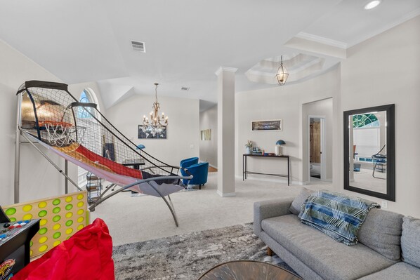 Smart-tv, een open haard, boeken en een computerscherm